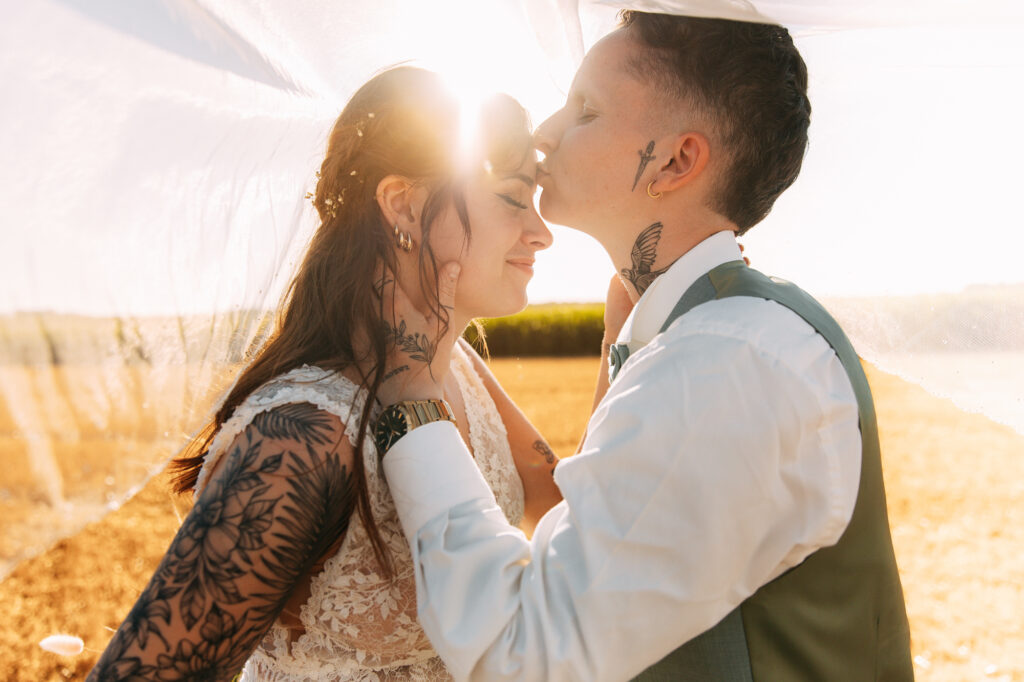 Éclats de joie et rires des mariés lors de la sortie de l'église à Rochefort