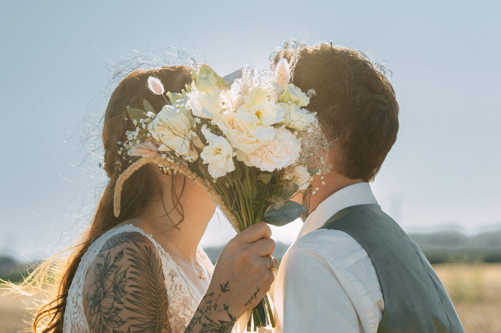 Éclats de joie et rires des mariés lors de la sortie de l'église à Rochefort