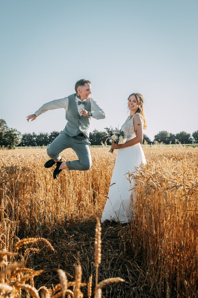 Photographe de mariage à La Rochelle, couple s'enlaçant face à l'océan au coucher du soleil.