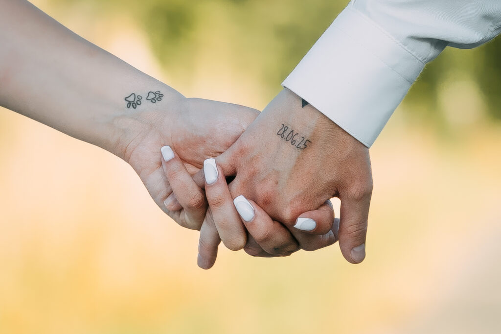 Éclats de joie et rires des mariés lors de la sortie de l'église à Rochefort