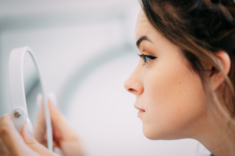 Éclats de joie et rires des mariés de la mise en beauté à Rochefort
