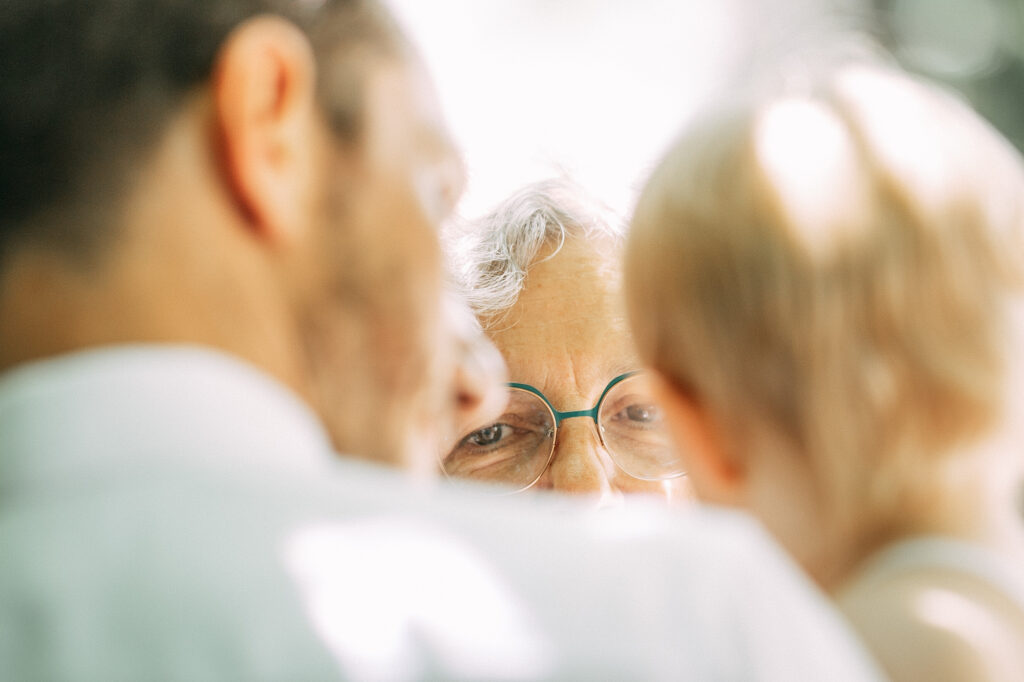Éclats de joie des mariés pendant leur reportage photo à Rochefort, capturant leurs battements de cœur.