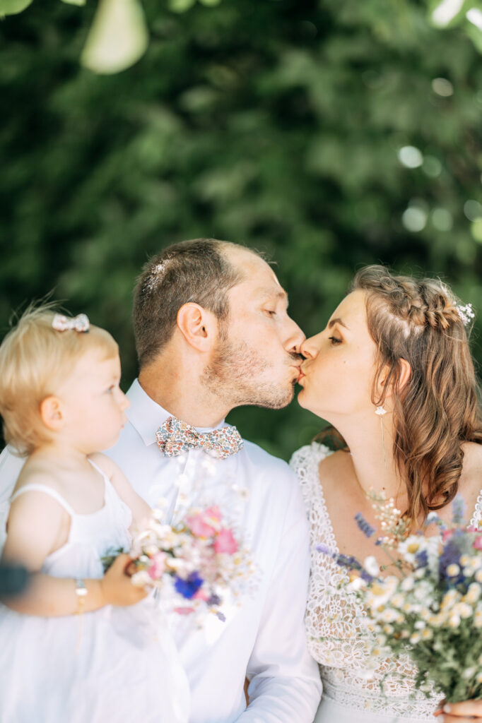 Éclats de joie des mariés pendant leur reportage photo à Rochefort, capturant leurs battements de cœur.