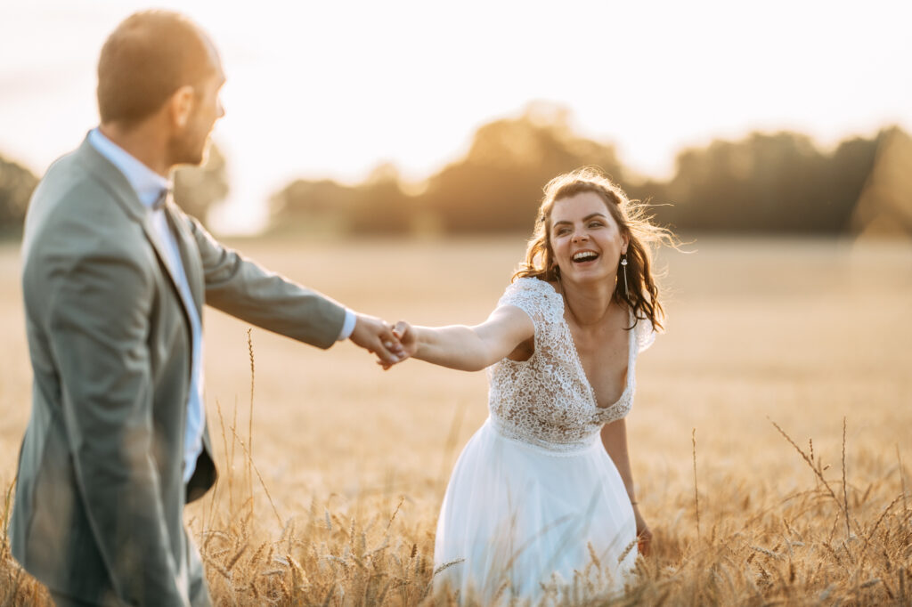 Mariés échangeant un regard complice lors d'un reportage photo à Rochefort