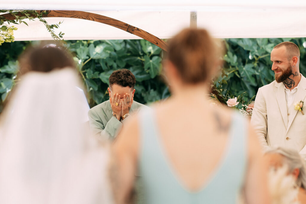 Éclats de joie et rires des mariés lors de la sortie de l'église à Rochefort